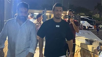 طارق حامد يؤازر الزمالك بمدرجات ستاد القاهرة 