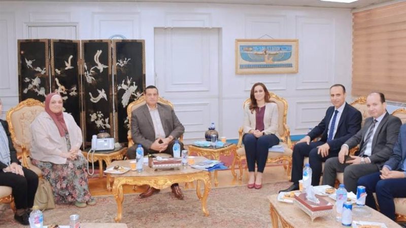 محافظ البحيرة يستقبل