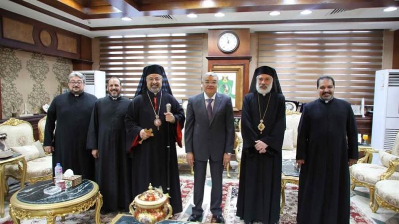 محافظ المنيا مع وفد