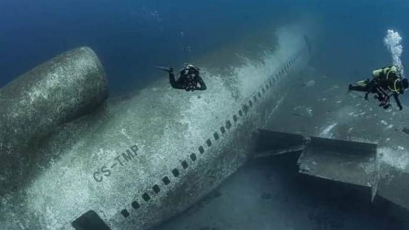 الطائرة الغارقة