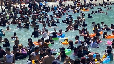 ازدحام بشواطئ الإسكندرية عقب انتهاء امتحانات الثانوية العامة