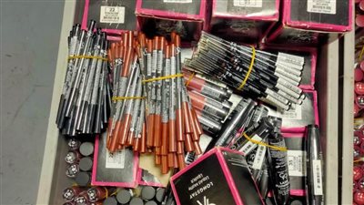 جمارك مطار برج العرب تضبط محاولة تهريب كمية من مستحضرات التجميل