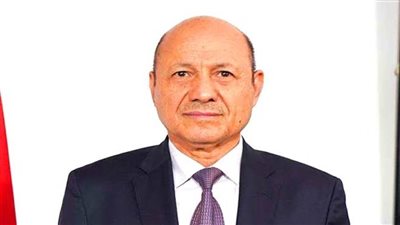 رئيس مجلس القيادة الرئاسي اليمني يهنئ الرئيس السيسي بذكرى ثورة يوليو المجيدة