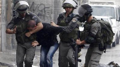 الاحتلال يعتقل ثلاثة فلسطينيين في الضفة الغربية ويقتحم جبل المكبر بالقدس