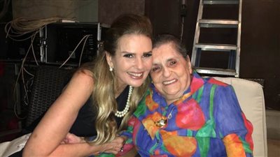 رسالة مؤثرة من يسرا لوالدتها في ذكرى وفاتها