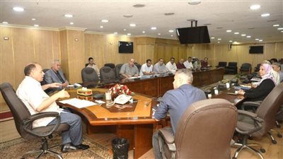 محافظ أسيوط يناقش آخر مستجدات العمل بمنظومة تقنين أراضي أملاك الدولة