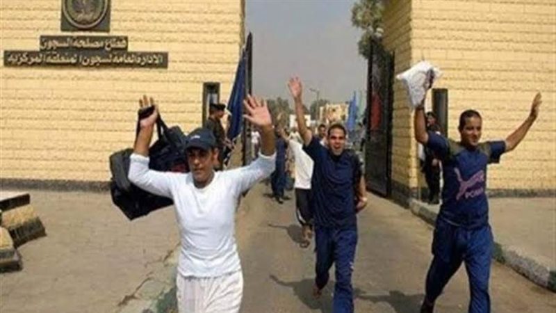 الإفراج عن 727 من