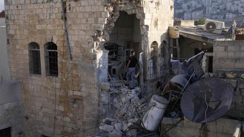 طفل فلسطيني يتفقد