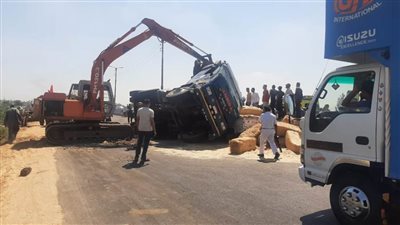 مصرع شخص وإصابة آخر في حادث انقلاب تريلا على سيارة نقل بالدقهلية 