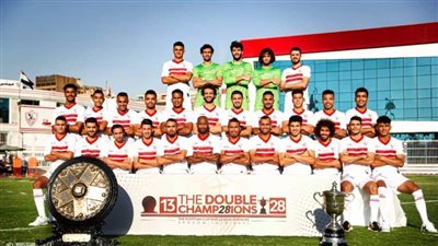 لاعبو الزمالك والجهاز الفني يحتفلون بالدوري والكأس بجلسة تصوير