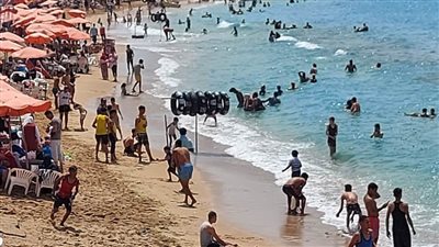 شواطئ الإسكندرية تحتفل بالعيد القومي للمدينة