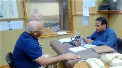 محافظ الوادي الجديد يلتقي بالمواطنين ويلبي طلباتهم عبر أثير إذاعة الوادي الجديد