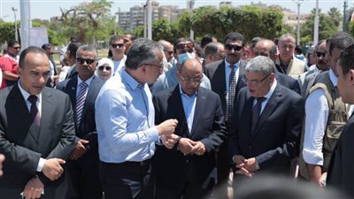 العنانى وشعراوى يتفقدان معرض منتجات 