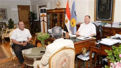 محافظ أسيوط منافذ متنقلة لبيع منتجات الدواجن بأسعار مخفضة لمواجهة غلاء الأسعار