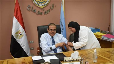 رئيس جامعة سوهاج يتلقى الجرعة التنشيطية الرابعة للقاح كورونا