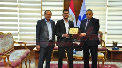 تكريم صاحب الرقم القياسي في تلاوة القرآن الكريم كاملاً دون خطأ