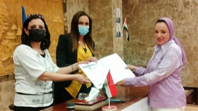 نائب محافظ البحيرة تسلم شهادات التخرج للمستفيدات من برنامج 