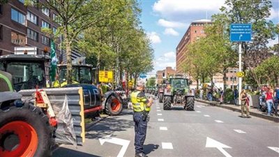 مزارعون يقطعون الطرق بهولندا اعتراضا على سياسات حكومية
