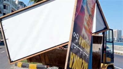  حملات مكبرة لإزالة الإعلانات واللافتات المخالفة بأحياء الإسكندرية 