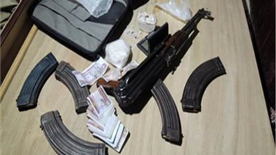 ضبط كمية من المواد المخدرة وسلاح ناري بحوزة شخص بالقاهرة