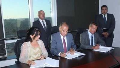 وزير النقل يشهد توقيع اتفاقيتين في مجال النقل البحري