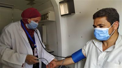 علاج 2042 مواطنًا في قافلة طبية ضمن حياة كريمة ببني سويف