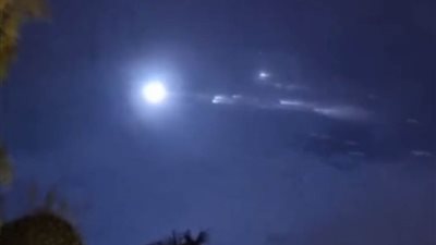 شاهد.. فيديو يوثق لحظة سقوط حطام الصاروخ الصيني