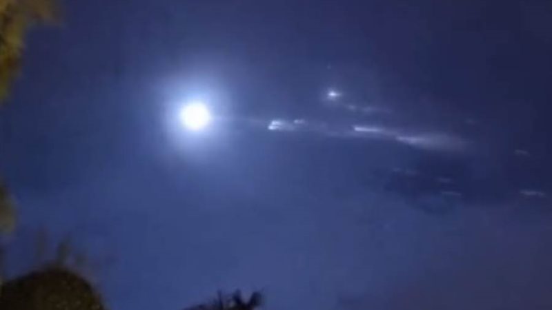 لحظة سقوط حطام الصاروخ