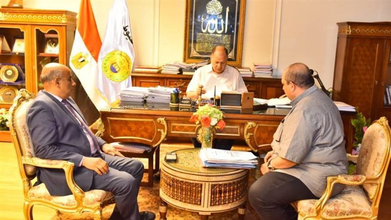 محافظ أسيوط يناقش