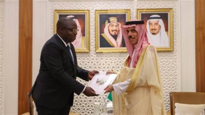 خادم الحرمين يتلقى رسالة خطية من رئيس إفريقيا الوسطى تتعلق بالعلاقات الثنائية