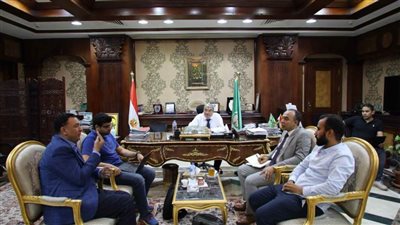 محافظ المنيا يجتمع مع الجهات المنفذة لمشروعات المبادرة 