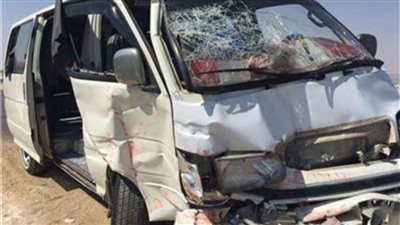 إصابة 13 عاملًا إثر انقلاب سيارة ميكروباص بطريق العاشر 