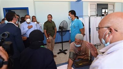رئيس الوزراء يتفقد العيادات الثابتة بالمدرسة الثانوية التجارية