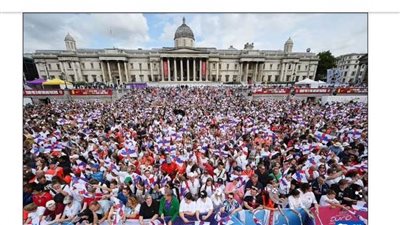 الإنجليز يحتفلون بفريق كرة القدم النسائية.. ويسخرون من هاري كين بـ