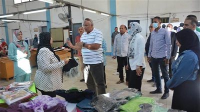 محافظ الوادي الجديد يتابع سير العمل بمصنع الملابس الجاهزة بالخارجة