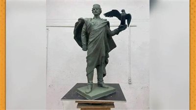 نحات روسي ينحت تمثالًا متحركًا للزعيم الليبي القذافي (فيديو)