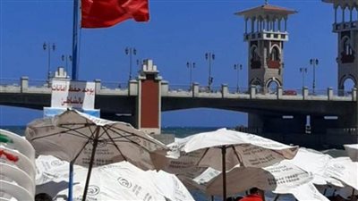 بعض شواطئ الإسكندرية ترفع الراية الحمراء مع الدعوة للحذر