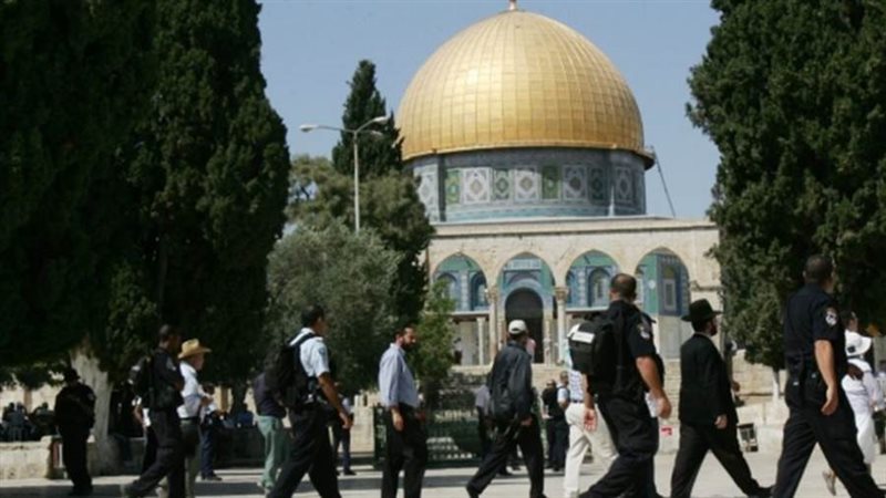 اقتحم عشرات المستوطنين