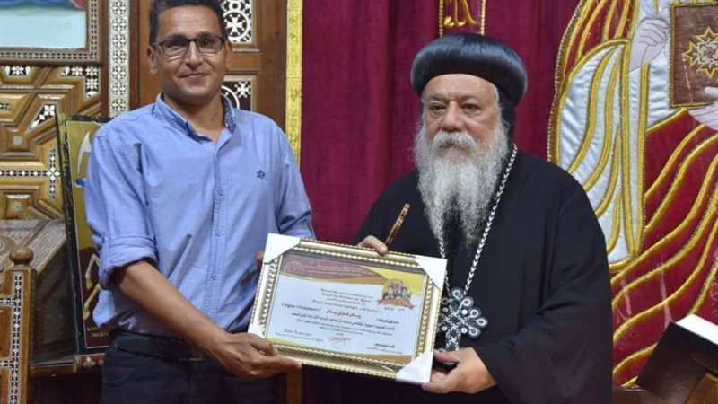 مطران ملوي يكرم المسعف