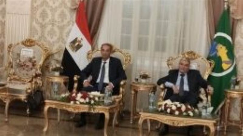 وزير الاتصالات يبدأ