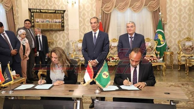 محافظ المنيا ووزير