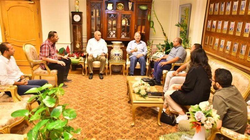 محافظ أسيوط يلتقى