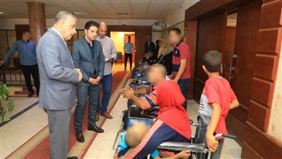 محافظ سوهاج يسلم 12 كرسي متحرك بالمجان للأشخاص ذوي الإعاقة