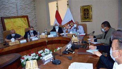 محافظ الوادي الجديد يعقد اجتماعًا لمتابعة بوابة المحافظة الجغرافية وتطبيق الذاكرة المؤسسية