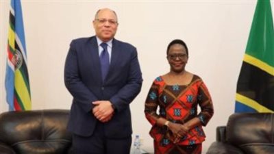 السفير المصري يسلم وزيرة خارجية تنزانيا دعوة لمشاركة بلادها في مؤتمر المناخ