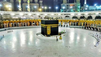 بشرى.. رفع الحواجز الوقائية حول الكعبة تزامنًا مع بدء موسم العمرة