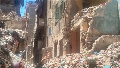 حي غرب يزيل الخطورة الداهمة بعقارين بشارع المناشي بكرموز