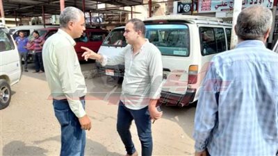 انتظام سير العمل بمجمع المواقف ووضع ملصقات بالتعريفة الجديدة