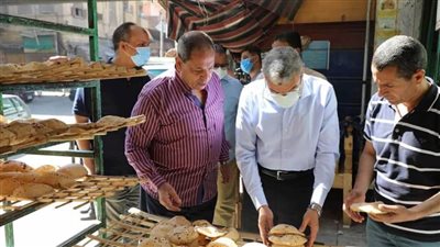 محافظ المنيا يقوم بجولة مفاجأة على عدد من المخابز البلدية