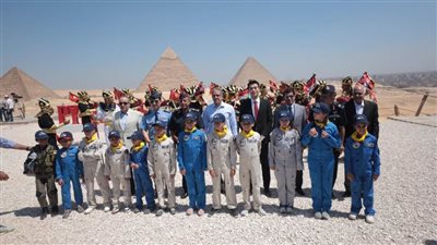  وزير السياحة والآثار يشهد العرض الجوى بمنطقة أهرامات الجيزة